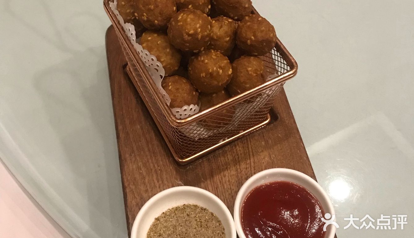 菜品价格合适 有包间 环境很好 菜单也有英文