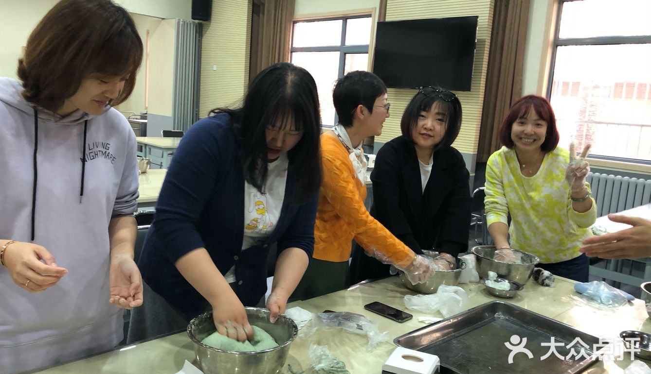  弘扬传统文化，学做青团｡