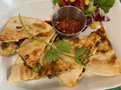 牛肉馅饼配迷你沙拉-HELLO 27 意面·沙拉·帕尼尼