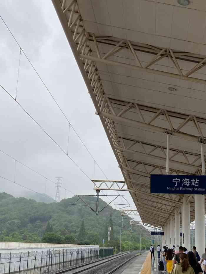 宁海站"7215雨一直下～高铁临时停车,望窗外暴雨.