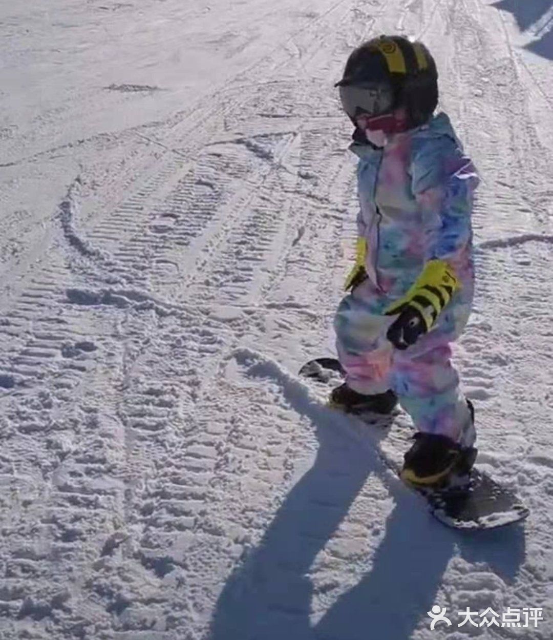 小小年纪，能力非凡，点赞滑雪少年