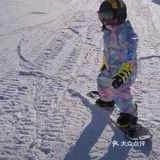 小小年纪，能力非凡，点赞滑雪少年