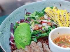煎牛肉配烤玉米牛油果能量碗-Lokal(武康路店)