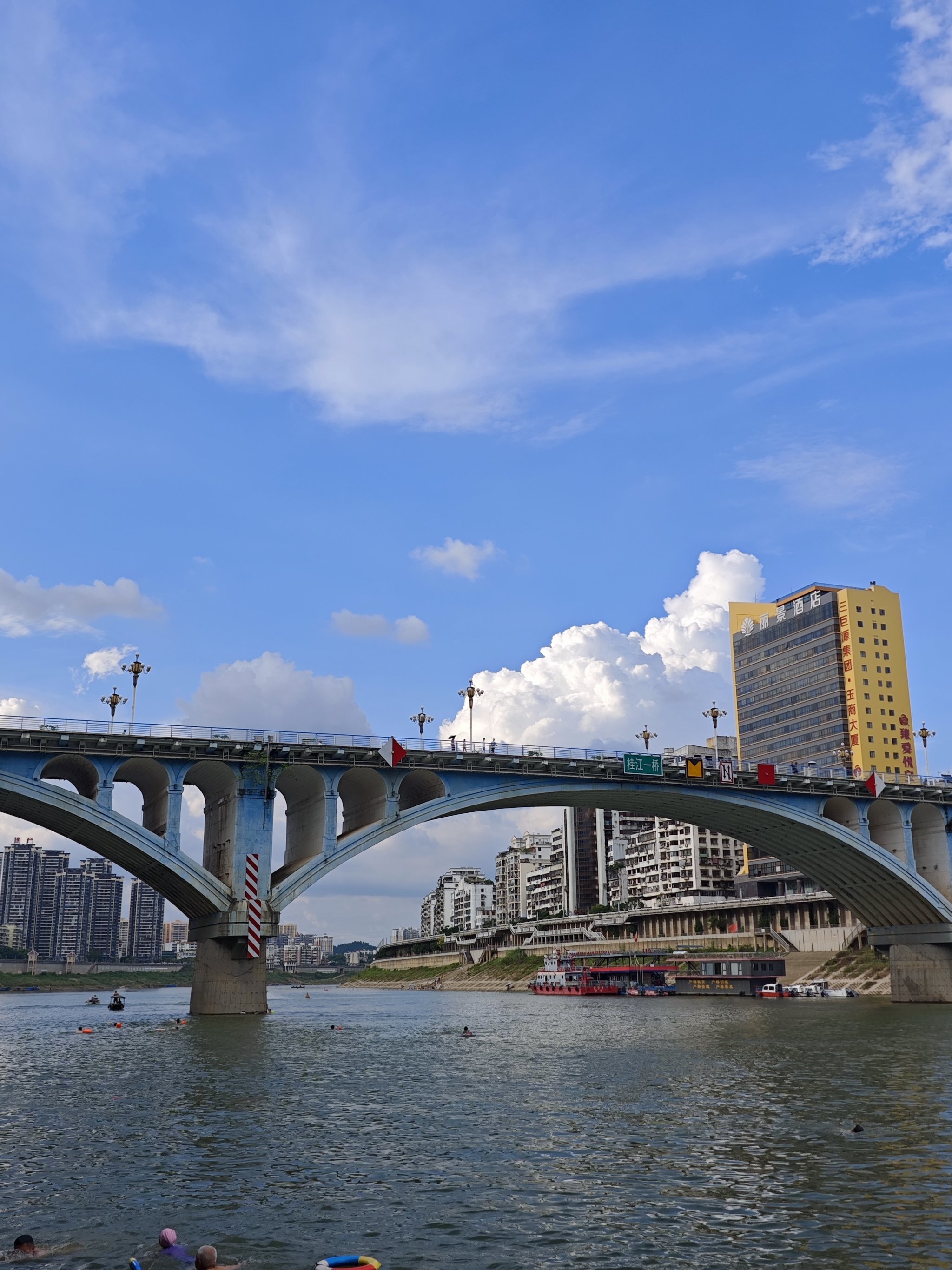 用西江的水洗脚,回去再饮西江水