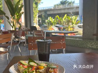 版纳差不多7点天菜渐渐暗下来！吹着江风看日落