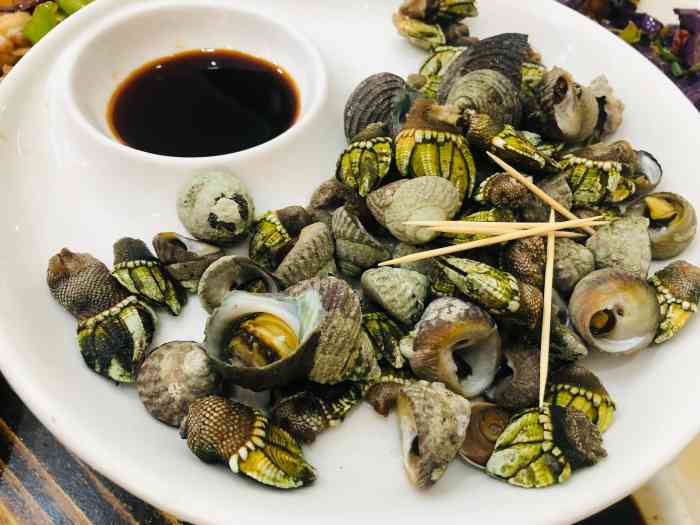 中午去枸杞岛吃了一顿海鲜,一份红烧斧头鱼128元,一份盐水虾80元.