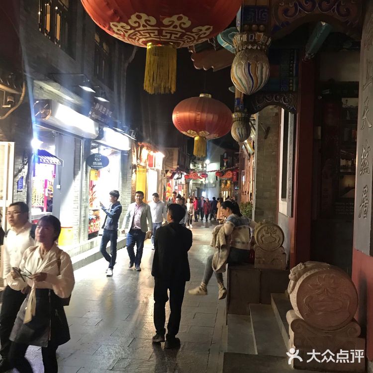 后海是北京有名的地标，酒吧一条街著名