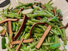 藜蒿炒香干-中8楼风尚云南菜(颐堤港店)