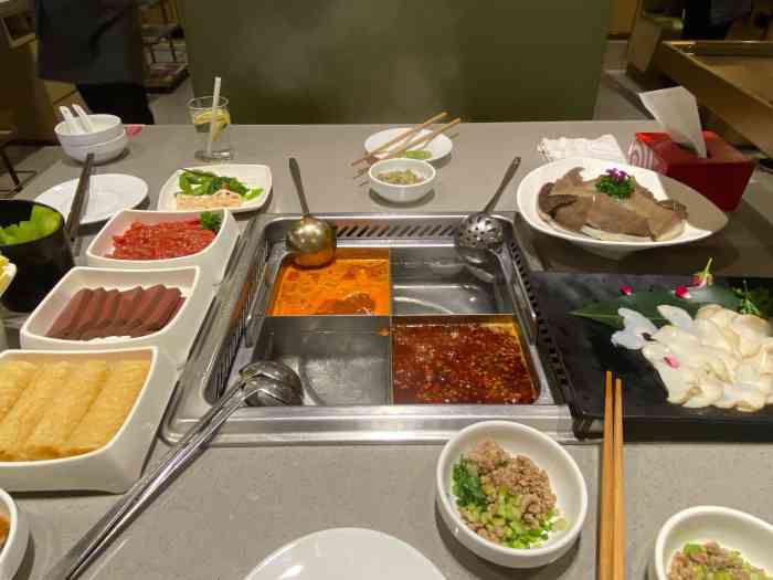 海底捞火锅(方圆荟店)-"海底捞,朋友请客去吃的,我吃的黄兴广场前.