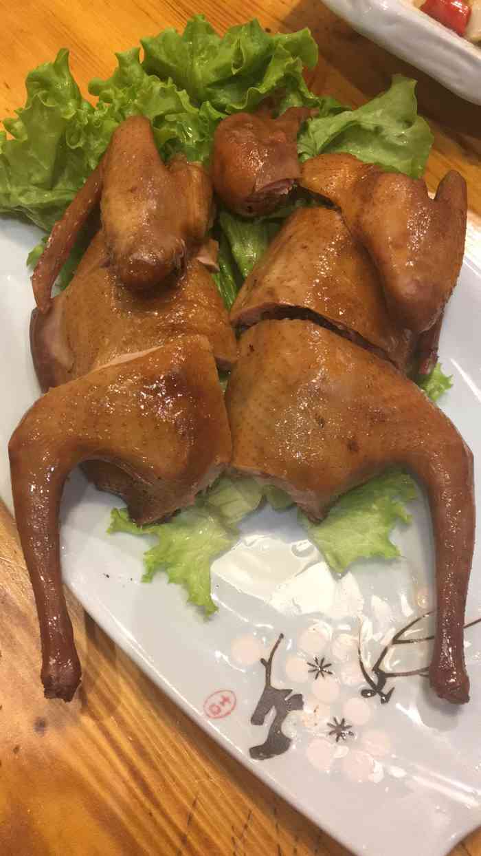 环境还不错,摆放了好多多肉植物,第一次来吃鱼头,很大一锅呢!