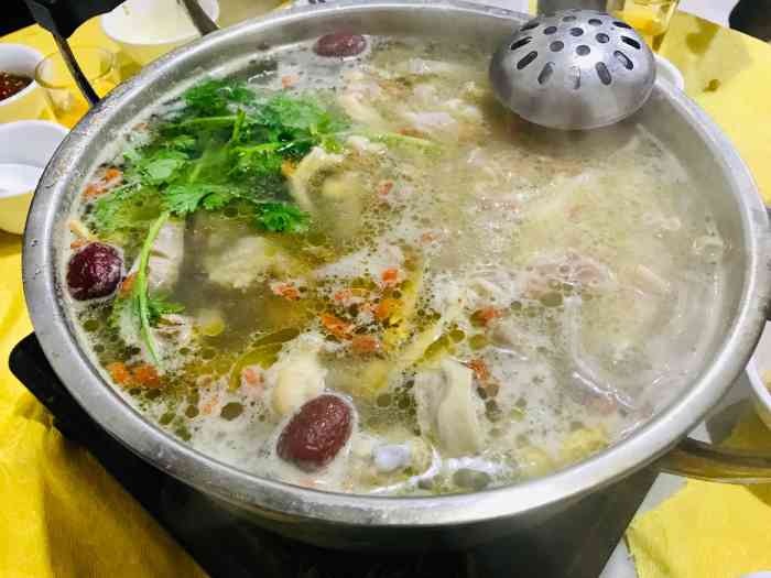 鸡中王清远鸡煲火锅店