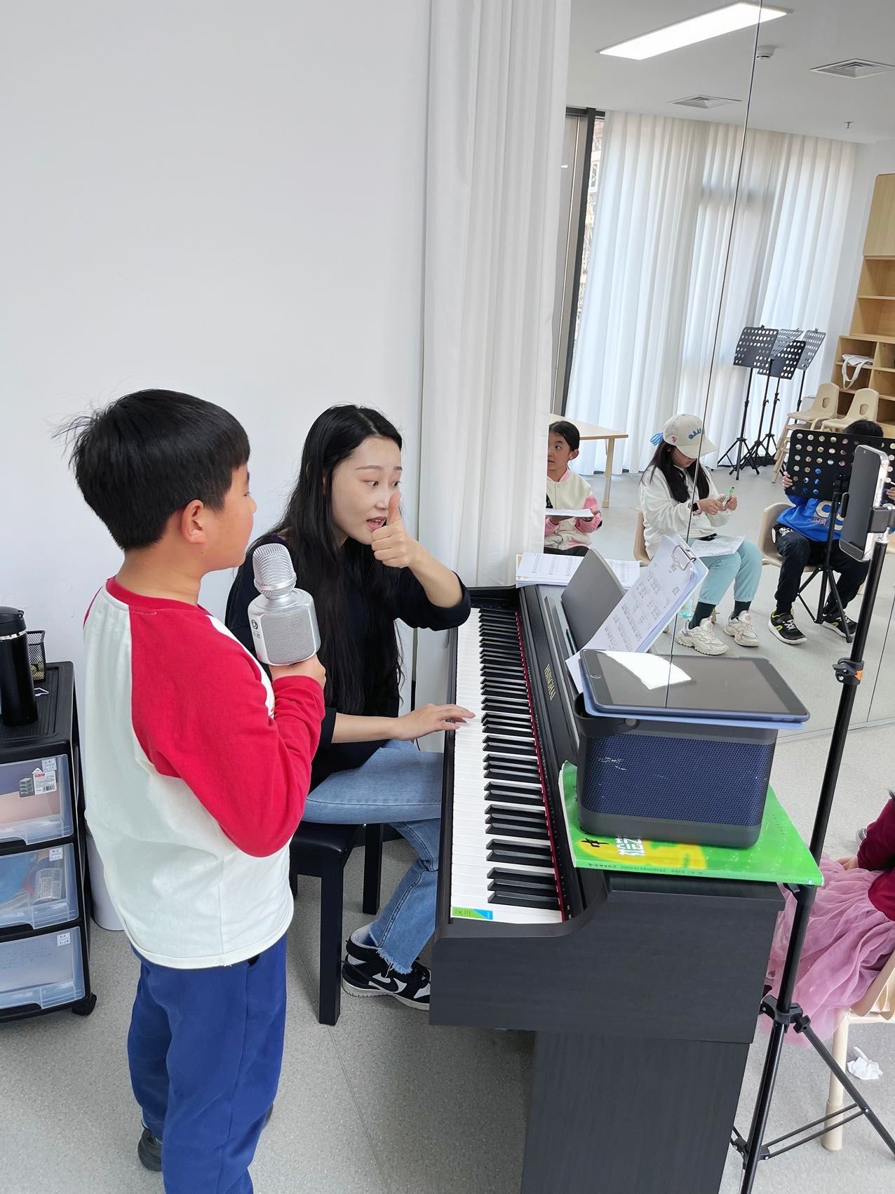 孩子如若[调皮]喜爱唱歌,那就应让其从声乐起始