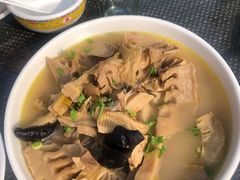 -亮河湾山庄
