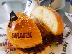 美式经典牛肉汉堡-shark burger·鲨鱼汉堡(交子大道店)