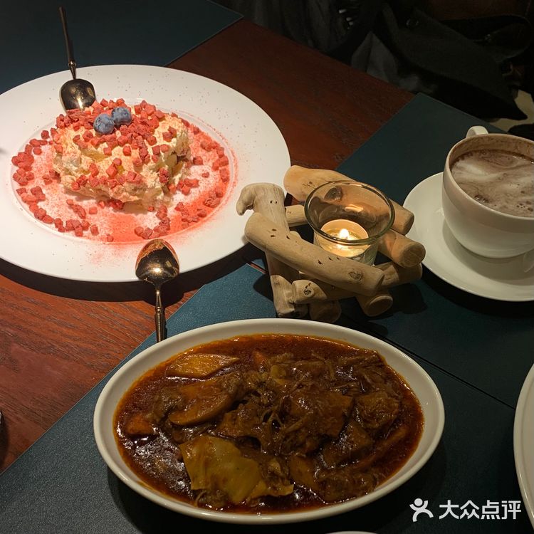 来喽来喽，神仙甜品，草莓味的提拉米苏，颜值就不用我说