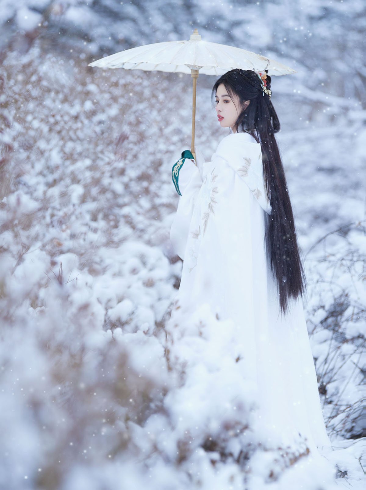 女孩雪景唯美意境图片图片