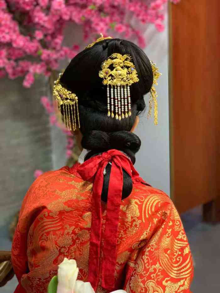 松盛汉服体验馆"店铺置景优美,服装全面,男装女装童装都有.