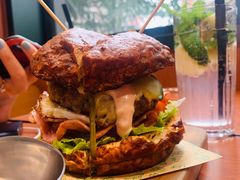 双蛋指椒牛肉汉堡-魏斯理汉堡(西安沣东吾悦店)