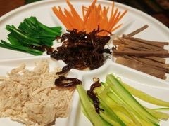 鸡丝凉米线-云海肴·汽锅鸡·云南代表菜(天山百盛优客店)