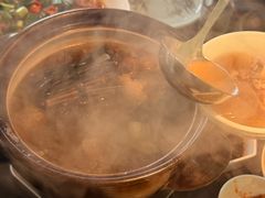 歇力茶炖猪脚-头上红煨盐鸡·非遗院子餐厅
