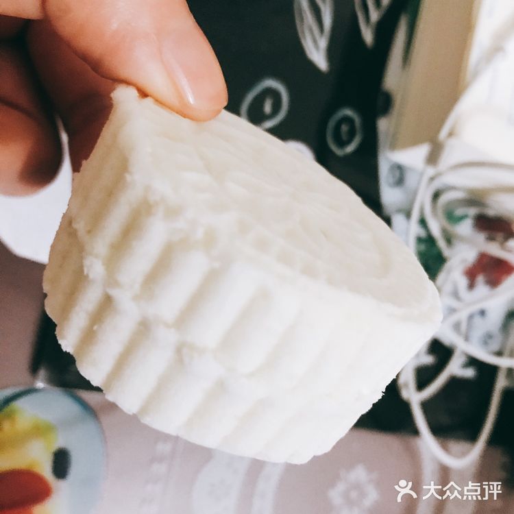 有点像桃糕片。吃了两个就很梗