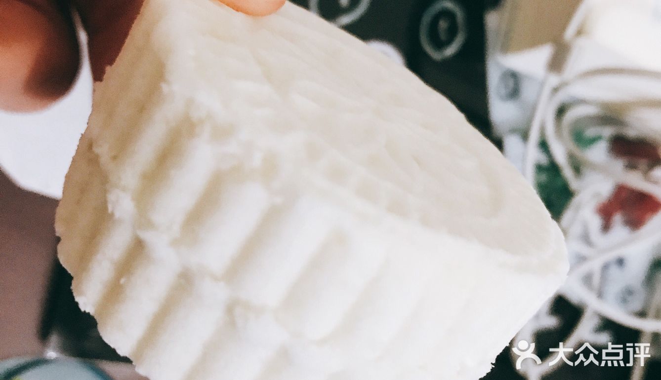 有点像桃糕片。吃了两个就很梗