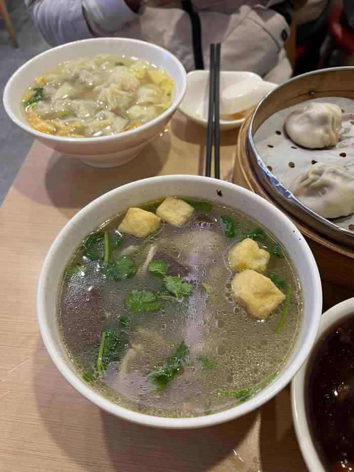 一直都喜欢吃汤包,特别是她们家的,汁多,有点微甜,味道鲜美不腻.