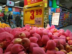 。蔬菜水果区品种繁多，新鲜，价格便宜。-家乐福(八宝街店)