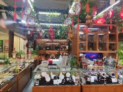 -灵彩珠宝(朗香街店)