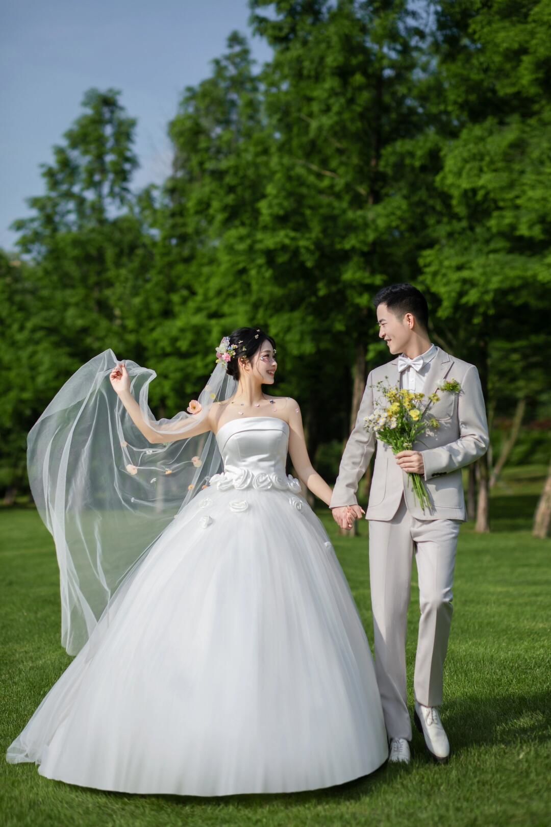 外景森系草坪婚纱照