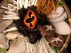 -尚尚仙·酸汤猪手·猪肚鸡火锅(华联万柳购物中心店)