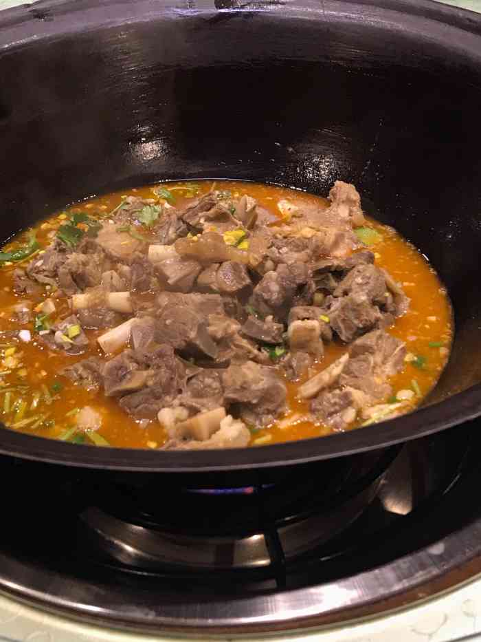 同事带来的店面,是要先进去一个白酒铺,上楼后才是这家店.
