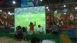 -维佳童话镇演出现场(徐东店)