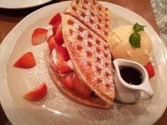 草莓松饼-ROAST coffee & eatery