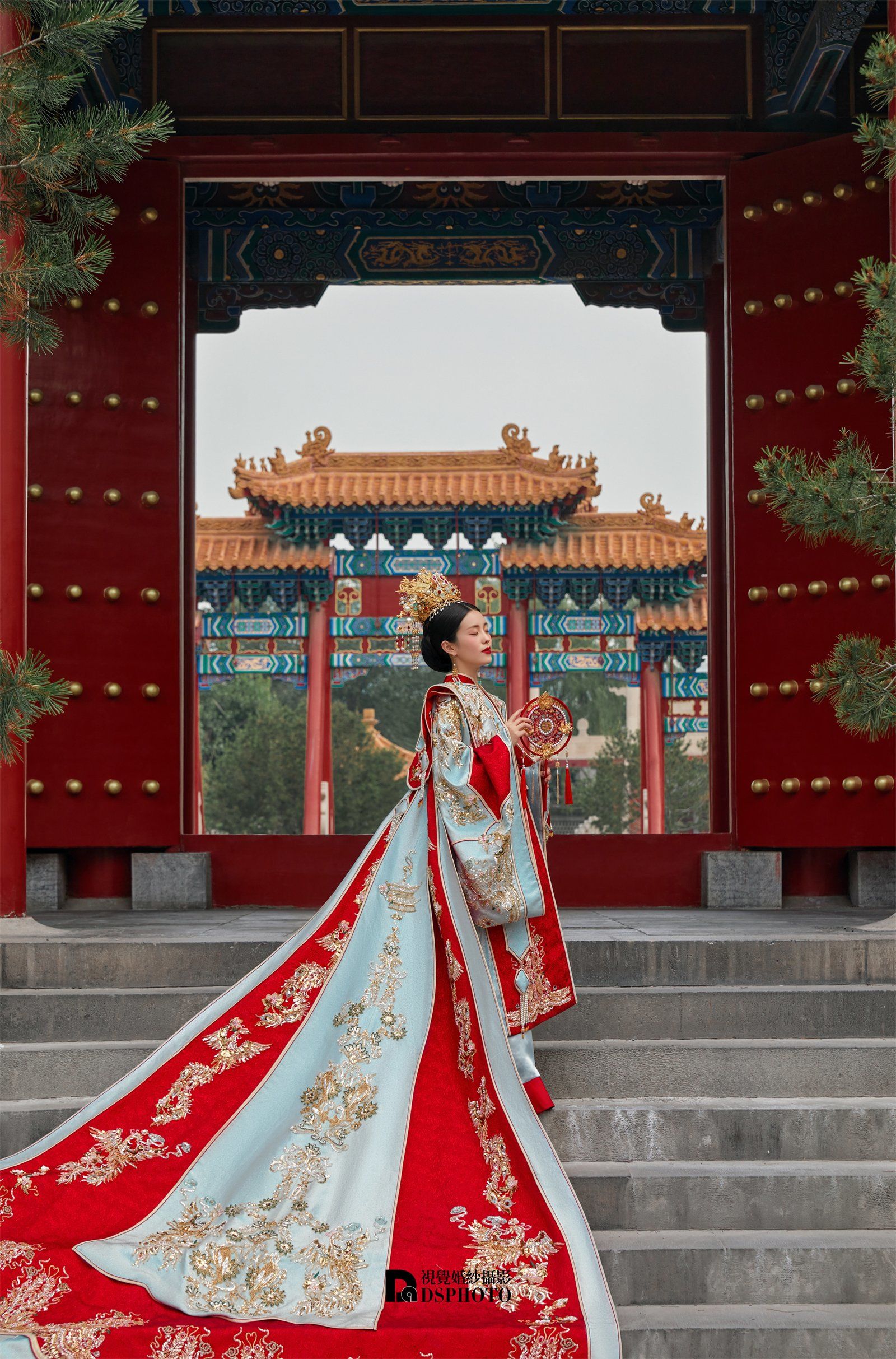 随风扬起的长拖尾气场十足 中式婚嫁的仪式感直接拉满‼