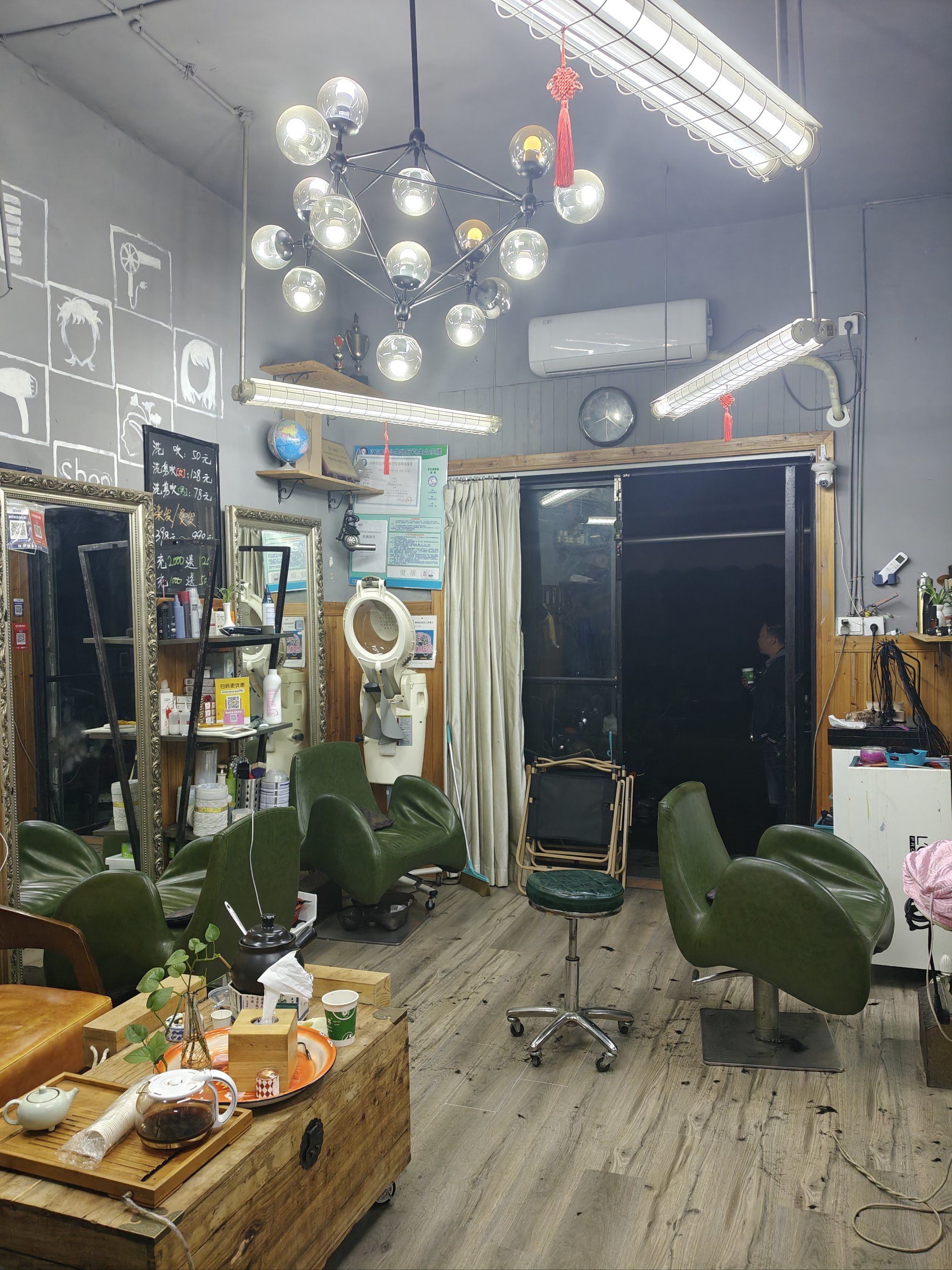 美发人气美发店小区里面的理发店很有烟火气\\n装修风格蛮有人情味