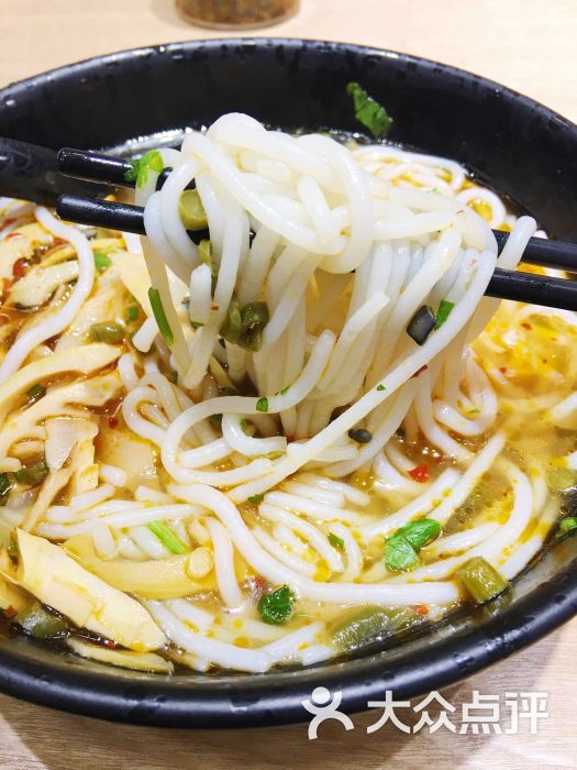 晓湘源长沙米粉(万达广场宝山店)酸辣笋尖粉图片 - 第1张