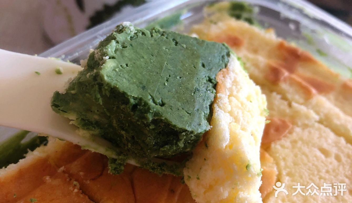 奶酥的抹茶味会比面包里的重，颜色也更深