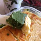 奶酥的抹茶味会比面包里的重，颜色也更深