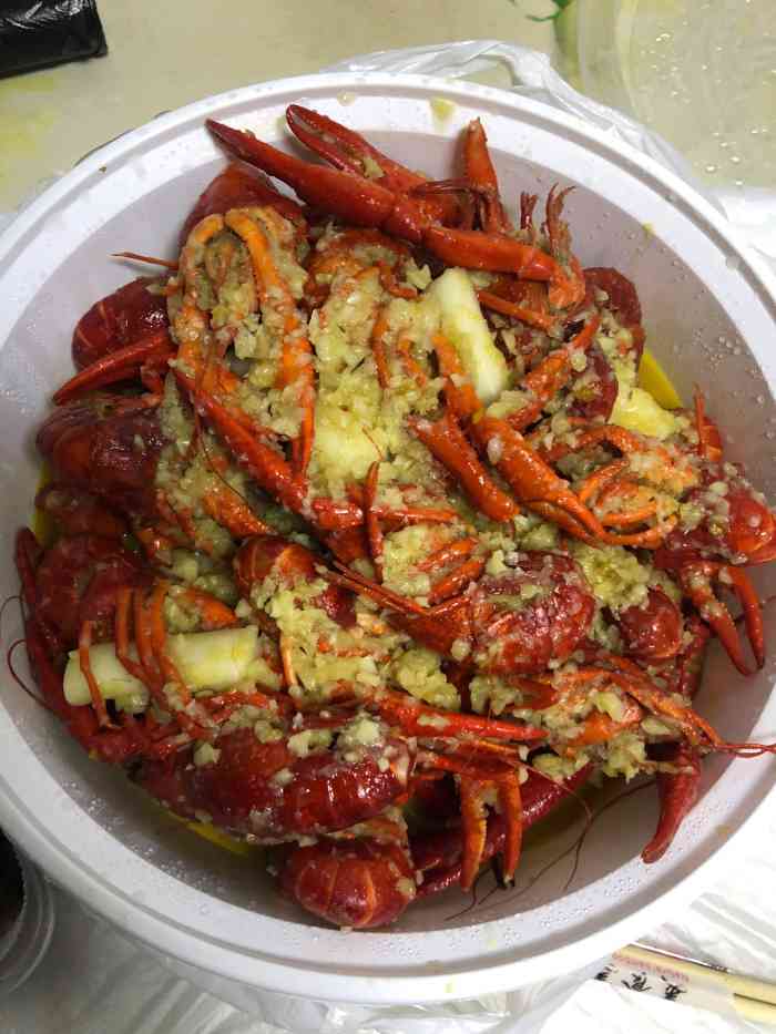 打分 点的外卖,蒜泥龙虾是好吃的,主要有点冷了,下次应该去店里吃