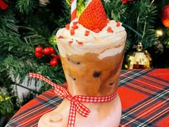 雪顶草莓拿铁-RT Coffee 放空咖啡