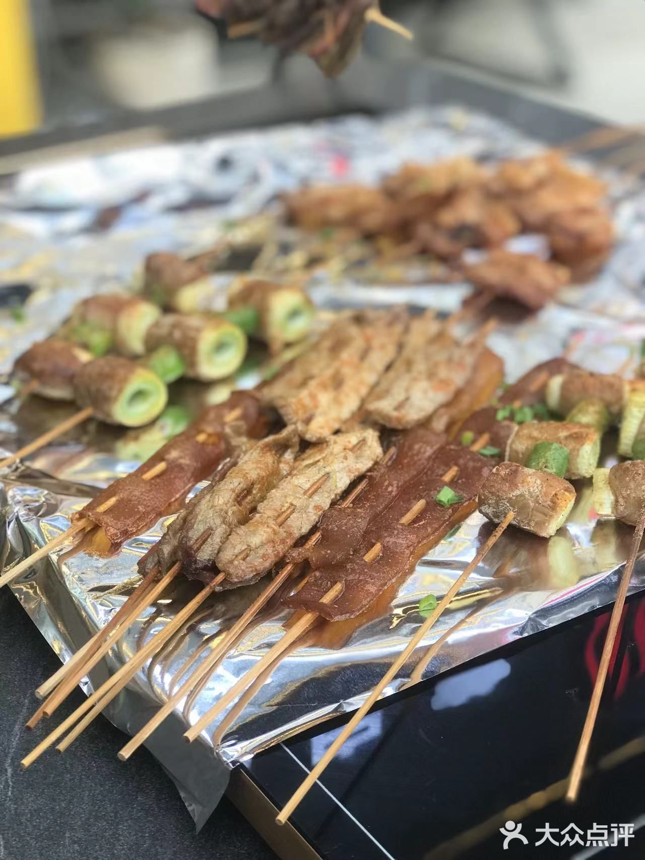 在草金路的中诚悦府新开了一家青春烧烤，从装修风格到味道不摆了