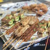 在草金路的中诚悦府新开了一家青春烧烤，从装修风格到味道不摆了