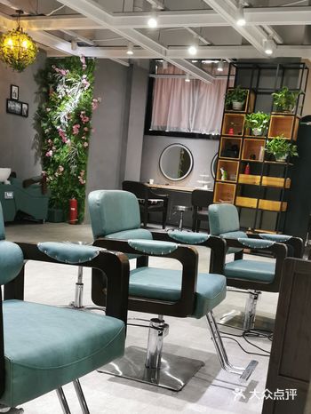 我向他询问楼上的理发店有没有开门，他说开了