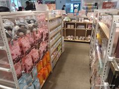 -名创优品(北京新中关购物中心地铁层店)