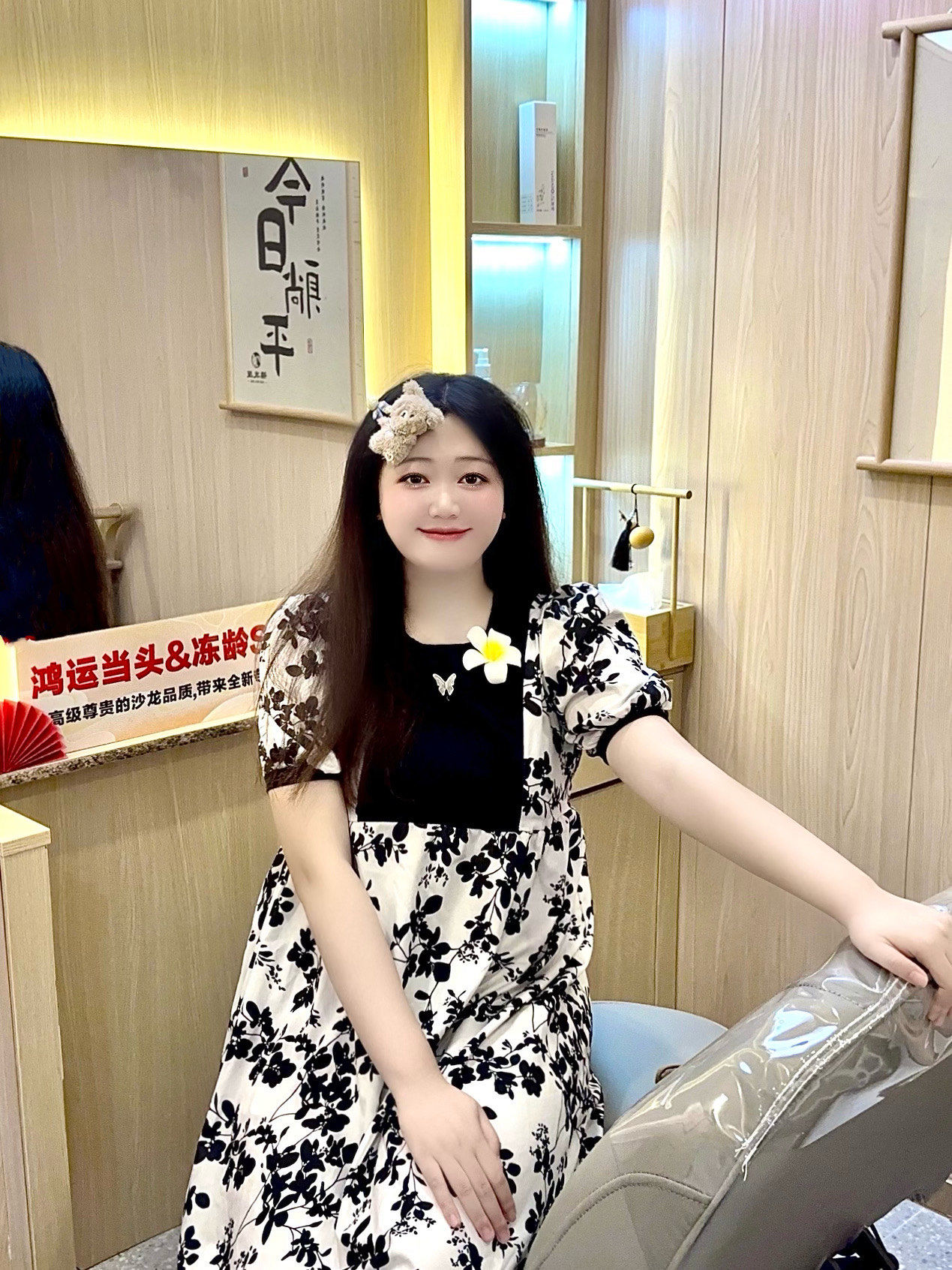 刚好我们要洗头发就进去蛮体验下～\\n•\\n?店内古色古香我们