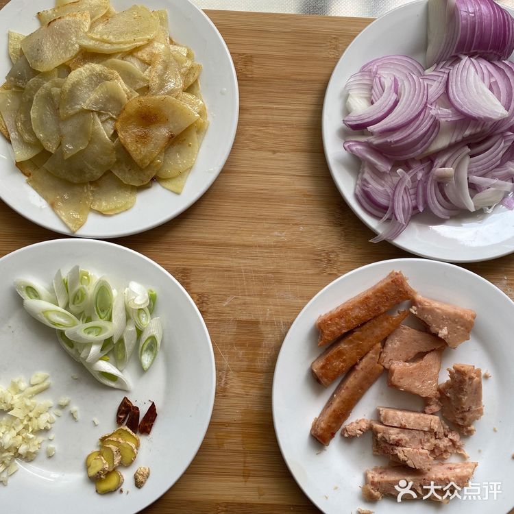 今天做了一道炒土豆洋葱🧅午餐肉，味道还是不错的哦