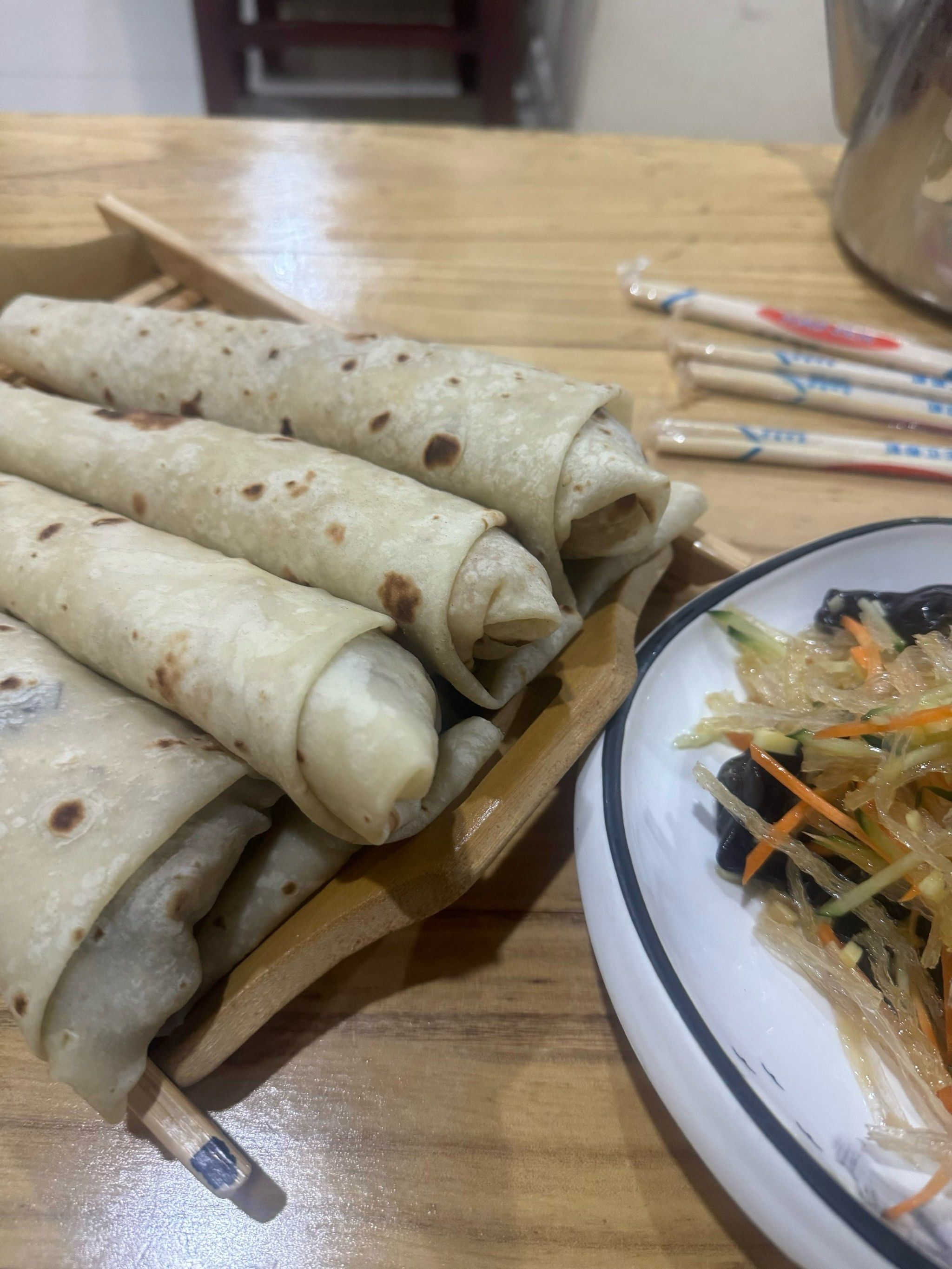 转这座城
没吃之前还在想一个啥样的锅子叫朝天锅,没想到是这种卷饼