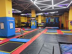 -爱蹦iBOON蹦床运动馆(江汉店)