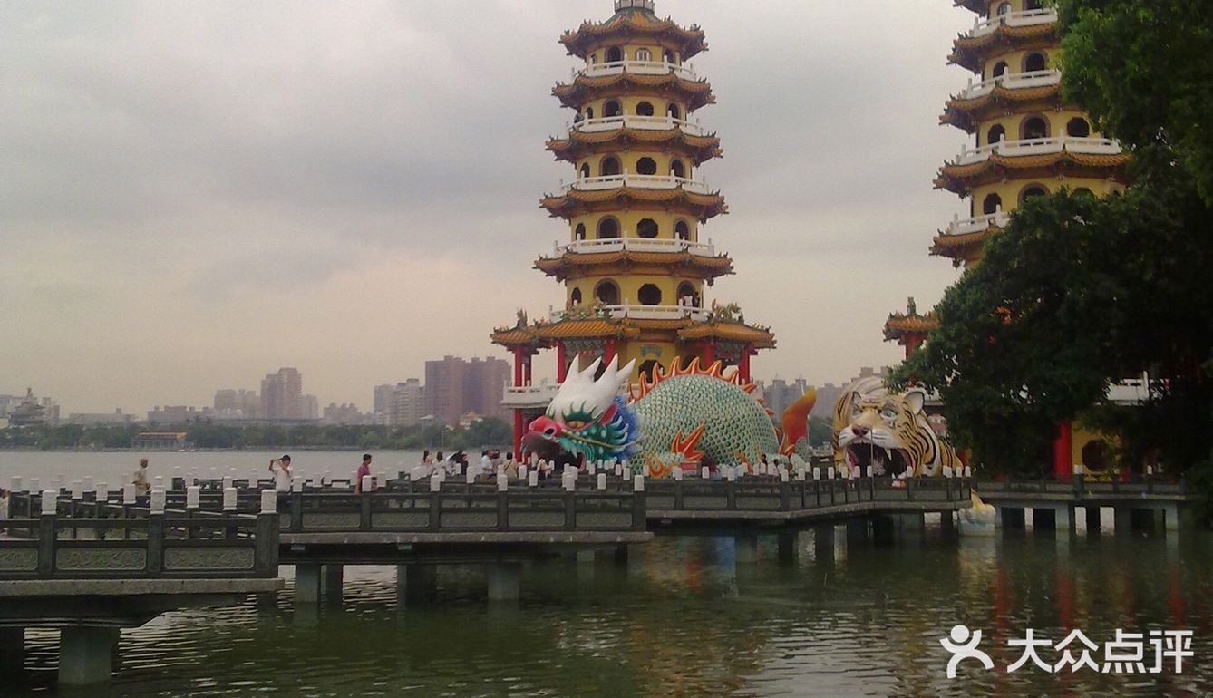 莲池潭以前叫莲花潭在高雄市半屏山之南龟山之北